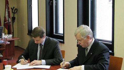 VDU rektorius Z.Lydeka (de&scaron;inėje) pabrėžė, jog studentui svarbus ne tik universitetas, kuriame jis studijuoja, tačiau ir miestas, kuriame jis gyvena.