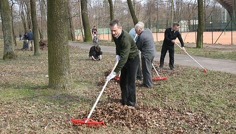 Į kvietimą sutvarkyti Ąžuolyną atsiliepė maždaug 100 savivaldybės tarnautojų ir politikų. 