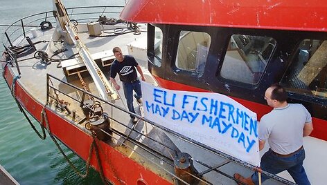 Mažomis žvejybos kvotomis pasipiktinę Prancūzijos žvejai blokuoja Laman&scaron;o sąsiaurį. 