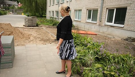 Tvarkydami &scaron;iluminę trasą, darbininkai sunkiąja technika i&scaron;laužė mokyklos &scaron;aligatvį, tačiau jo sutvarkyti neatsiranda kam.