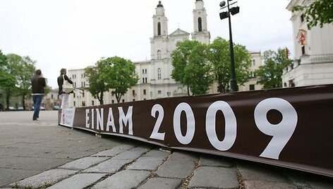 Miesto kultūrinio gyvenimo gaivinimo simbolis &ndash; pakylos, ant kurių pasirodys įvairiausi atlikėjai. Viena i&scaron; jų jau pastatyta Rotu&scaron;ės aik&scaron;tėje. 