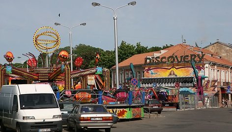 Trečiadienio naktį šioje aikštelėje kilo konfliktas tarp dviejų, atrakcionus norėjusių įsirengti įmonių atstovų.