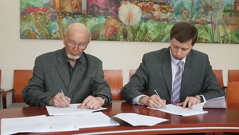 Dailės kūrinių kolekcijos dovanojimo sutartį vakar pasirašė prof. A.Miškinis (kairėje) ir miesto meras A.Kupčinskas. 