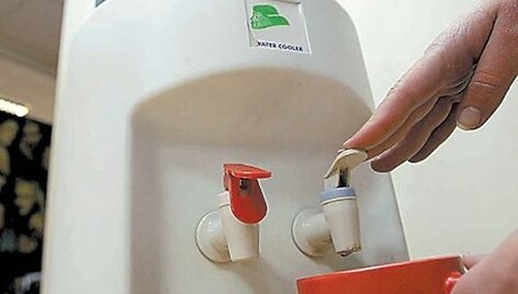 I&scaron; PC plastiko gaminama didelės talpos tara, į kurią supilstyto vandens tikriausiai yra kiekvienoje įstaigoje.