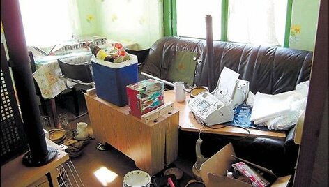 &Scaron;iame socialiniame būste saugoma prekybos įranga, indai, prekės.