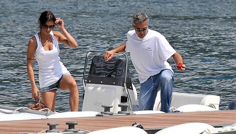 Populiari Italijos televizijos žvaigždė ir manekenė E.Canalis ir aktorius G.Clooney.