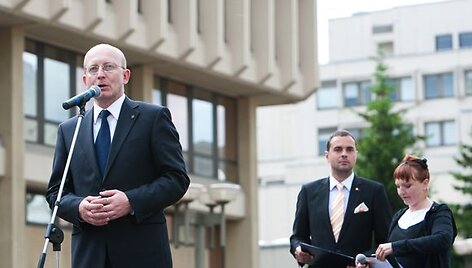 Prezidento posto ketinusio siekti Arūno Valinsko &scaron;alininkai pavasarį surinko vos 21 tūkst. jį remiančiųjų para&scaron;ų. Tačiau para&scaron;us rinkęs Tautos prisikėlimo partijos atstovas LŽ atskleidė, kad dalis jų &ndash; klastotės.