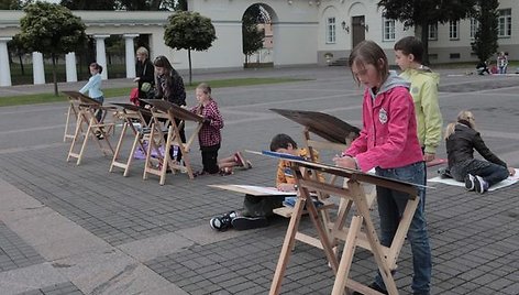 Prezidentūros rūmų kieme vyko Vilniaus vaikų ir jaunimo dailės mokyklos mokinių meno pleneras.