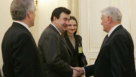 Vadovavimą ambasadai prie &Scaron;ventojo Sosto perėmęs V.Ali&scaron;auskas (antras i&scaron; kairės) už savo butą moka daugiau, nei prie&scaron; metus klojo A.Saudargas su žmona.