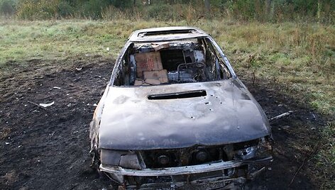 Sudegęs kontrabandininkų automobilis