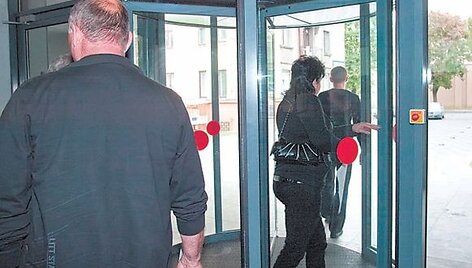 I&scaron;klausę nuosprendį Edvinas (pirmas i&scaron; de&scaron;inės) ir jo tėvai skubėjo kuo greičiau palikti Kauno apygardos teismo pastatą.
