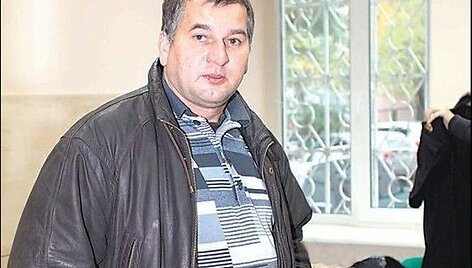 Į posėdžius dėl suėmimo pratęsimo R.Gasiulis buvo vežiojamas su kauke, o į uždarus bylos svarstymus jau ateina nebedangstydamas veido.