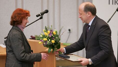 Penktadienį vyriausybinėmis premijomis apdovanoti kultūros veikėjai ir menininkai.