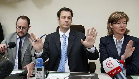 „Open VLD“ partijos prezidentas Alexanderas De Croo (viduryje) teigė, kad partija prarado pasitikėjimą vyriausybe.