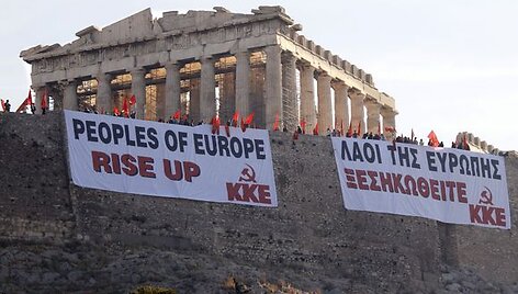 Protestuotojų plakatai Atėnų Akropolyje