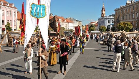 Amatininkų eisena Rotu&scaron;ės aik&scaron;tėje