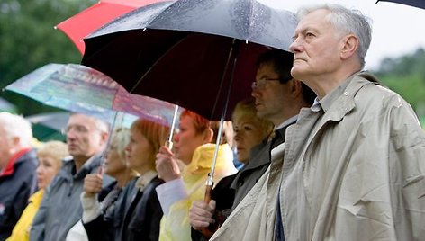 Prezidentas Valdas Adamkus stebi dainų dienos koncertą „Dainos ratu“ Vilniaus Vingio parke. 