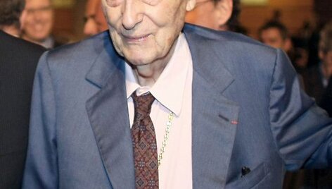 Konjako magnatas Kilianas Hennessy mirė būdamas 103 metų.