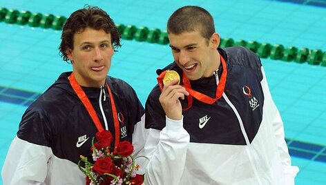 Michaelas Phelpsas džiaugiasi dar vienu medaliu.