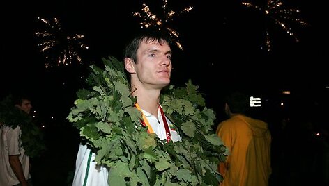 K&scaron;y&scaron;tofas tarp ąžuolo lapų