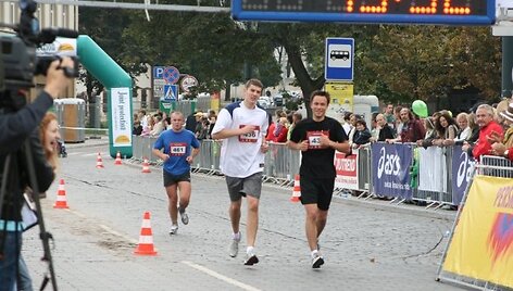 Paulius Augulis Vilniaus maratono trasoje (kairėje)