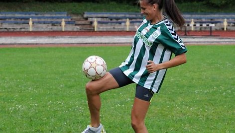 Diana Lobačevskė su futbolo kamuoliu