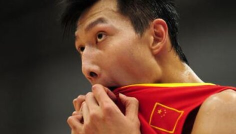 NBA &bdquo;New Jersey Nets&ldquo; krep&scaron;ininkas Yi Jianlianas &ndash; klastotojas?