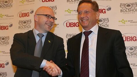 VEKS vadovas Rolandas Kvietkauskas spaudžia ranką Vladimirui Romanovui