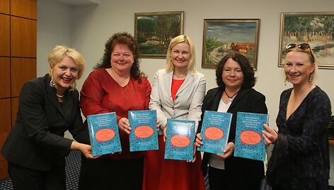 Mergaičių knyga &bdquo;Nuo ančiuko iki gulbės&ldquo;