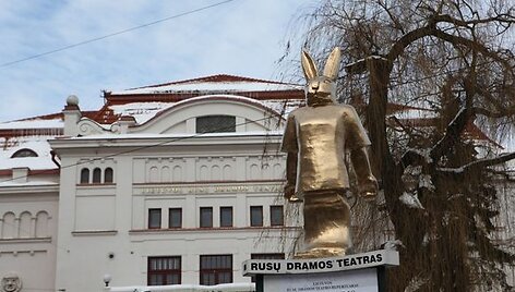 &bdquo;Zuikio Pleibojaus&ldquo; spektaklius grupė &bdquo;Antis&ldquo; reklamuoja zuikio statula