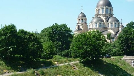 Geltonos kėdutės Neries pakrantėje