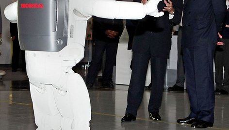 Robotas Asimo šoka pirncui Charles