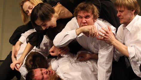 Teatro NO99 spektaklis &bdquo;Kaip ai&scaron;kinti paveikslus negyvam triu&scaron;iui&ldquo;