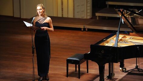 Vakaro programą pristatė &bdquo;Mis Lietuva 2007&ldquo; Jurgita Jurkutė. 