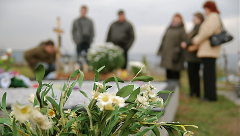 Visų Šventųjų dienos akimirkos Dėdeliškių kapinėse, Grigiškės