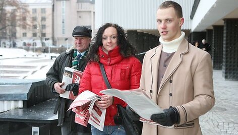 &bdquo;Frontas&ldquo; dalija savo agitacinę medžiagą.