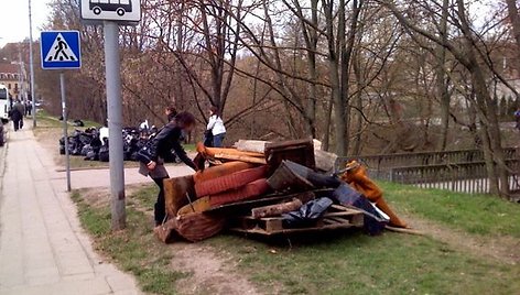 Vilniečiai paplušėjo ir surinko Užupyje susikaupusias šiukšles.