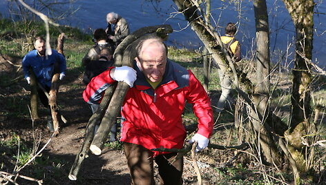 Vilniečiai pasiraitojo rankoves ir kibo tvarkyti savo miestą.