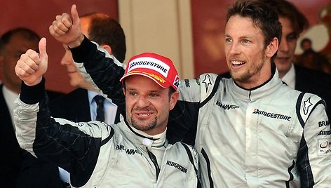 Rubensas Barrichello ir Jensonas Buttonas džiaugiasi savo pergalėmis.