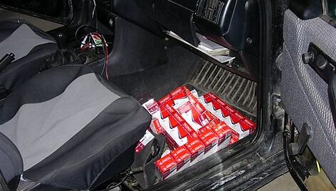 Kontrabandines cigaretes vyri&scaron;kis skandino tvenkinyje ir užrausė žemėmis.