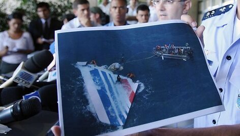 Brazilijos kari&scaron;kių spaudos konferencijoje demonstruojamos nuotraukos i&scaron; nelaimės vietos.