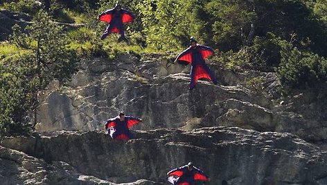 Adrenalino mėgėjai nuo uolų šoka žemyn tam, kad galėtų skrieti virš nuostabaus grožio Lauterbrunnen slėnio (Šveicarija). 