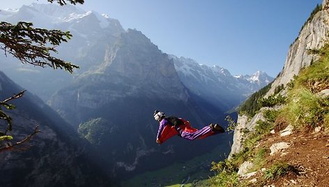 Adrenalino mėgėjai nuo uolų šoka žemyn tam, kad galėtų skrieti virš nuostabaus grožio Lauterbrunnen slėnio (Šveicarija). 