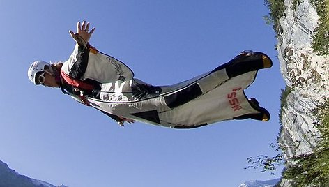 Adrenalino mėgėjai nuo uolų šoka žemyn tam, kad galėtų skrieti virš nuostabaus grožio Lauterbrunnen slėnio (Šveicarija). 