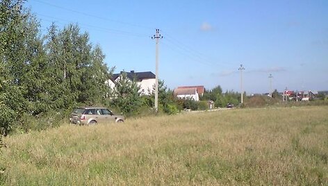 Nu&scaron;auto vyri&scaron;kio &bdquo;Land Rover&ldquo; automobilis rastas nuvažiavęs nuo kelio. 