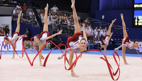 Meninės gimnastikos pasaulio čempionatas. Su raudonais kaspinais ir virvėmis pasirodo temperamentingosios ispanės. 