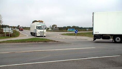 Anot autobuso vairuotojo, vienas vilkikas pravažiavo prie&scaron; pat autobusą, o važiuojantis i&scaron; paskos trenkėsi į galinę autobuso dalį.