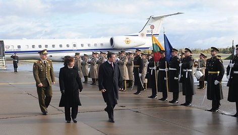 NATO generalinį sekretorių A.F. Rasmuseną kariniame aerodrome Šiauliuose pasitiko krašto apsaugos ministrė R.Juknevičienė.