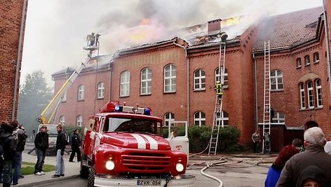 Didžiulės ugniagesių pajėgos trečiadienio rytą skubėjo gesinti Šilutės turizmo ir paslaugų mokykloje įsiplieskusio gaisro. 