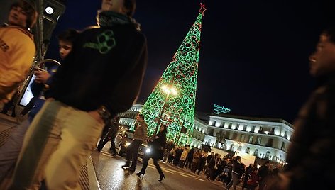 Pačioje Madrido širdyje – Puerta del Sol aikštėje įžiebta Kalėdų eglė. 